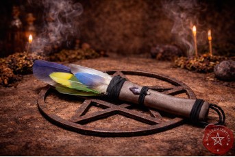 Abanilho Xamânico | Penas de Araracanga e Cristal Ametista